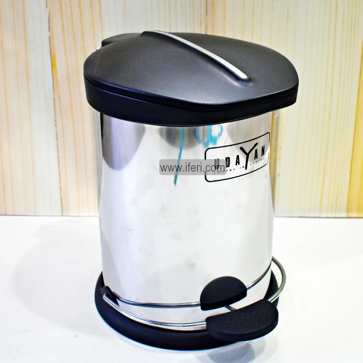 foot pedal kitchen trash can        
        <figure class=